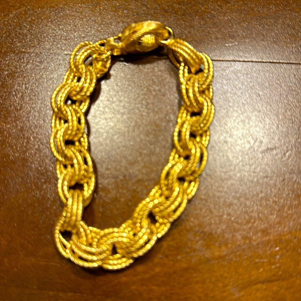 Beautiful gold color loop bracelet